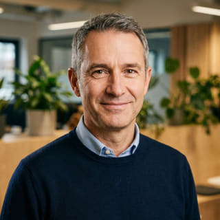 Gambar profil James Mitchell yang terdaftar sebagai Chief Executive Officer di Jangkatama
